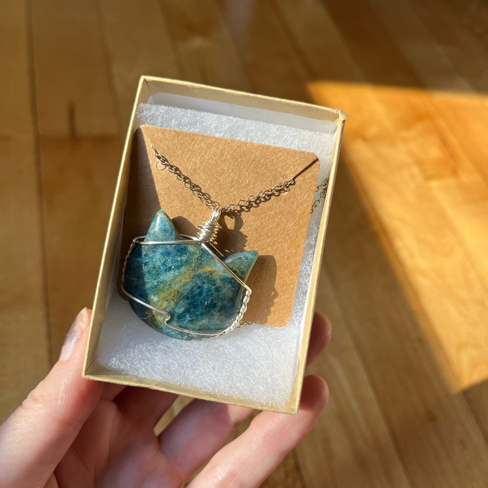 Apatite cat necklace
